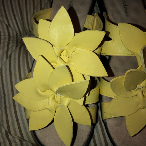 Yellow leather flower sandals - Picture 2 of 5